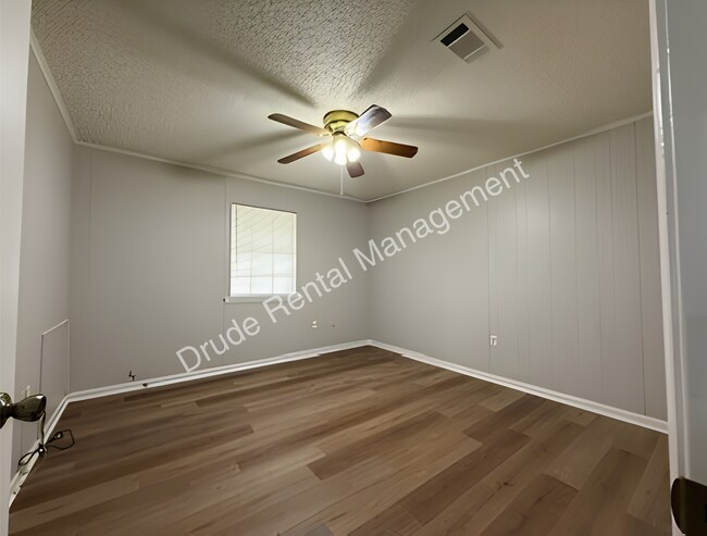 Building Photo - Quiet Country Living