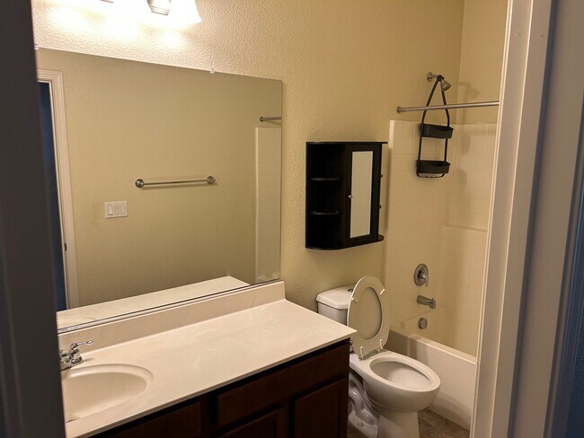 Building Photo - 1537 Sycamore Dr