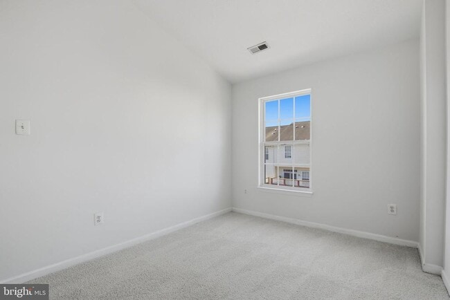 Building Photo - 886 Lowe Rd