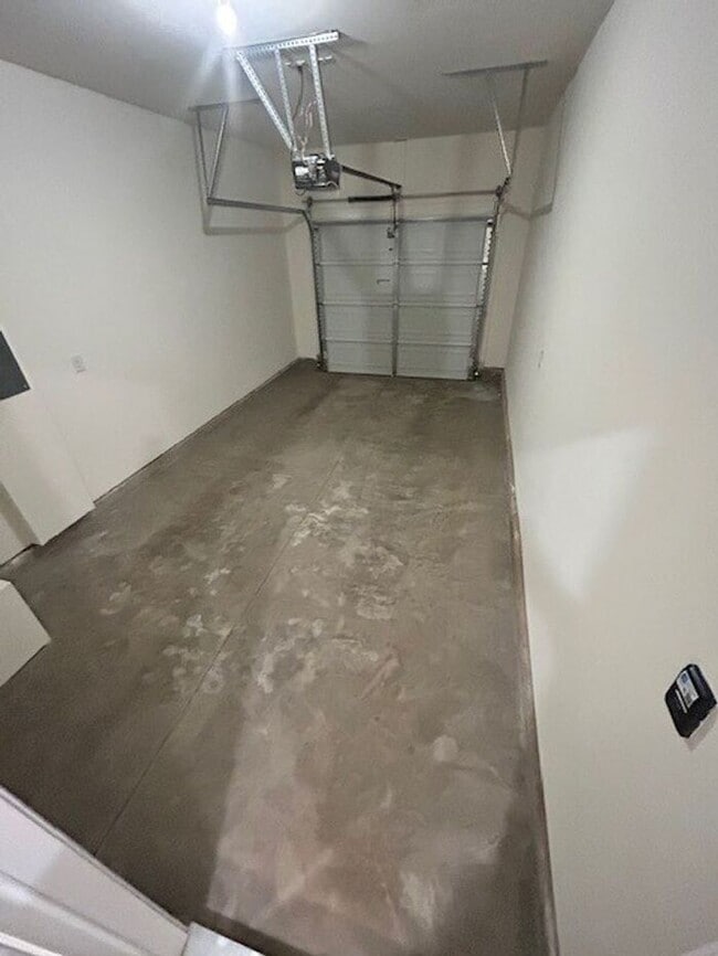 Building Photo - Limited Time Offer: First Full Month Rent-...