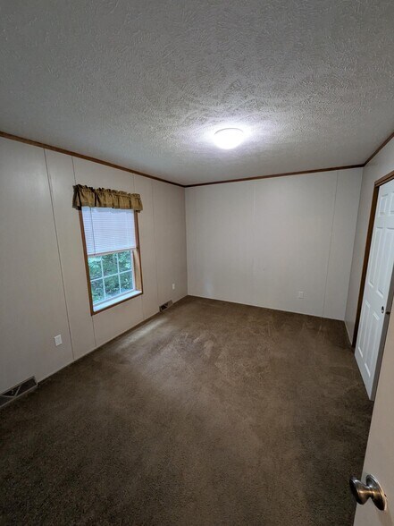 Building Photo - 204 Pine Grove Dr