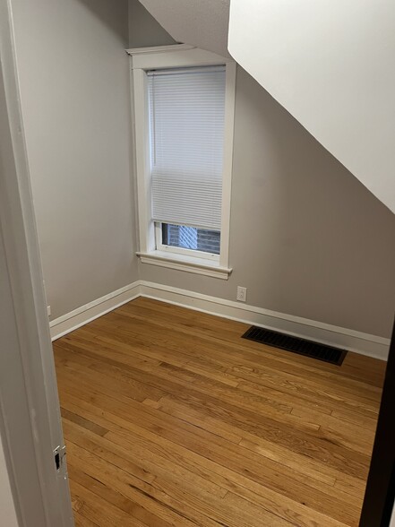 Building Photo - 1924 W Wilson Ave