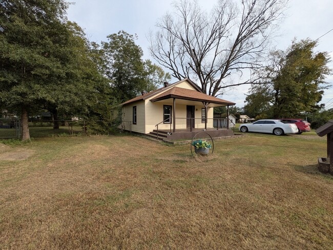 Building Photo - 405 S Skaggs Rd