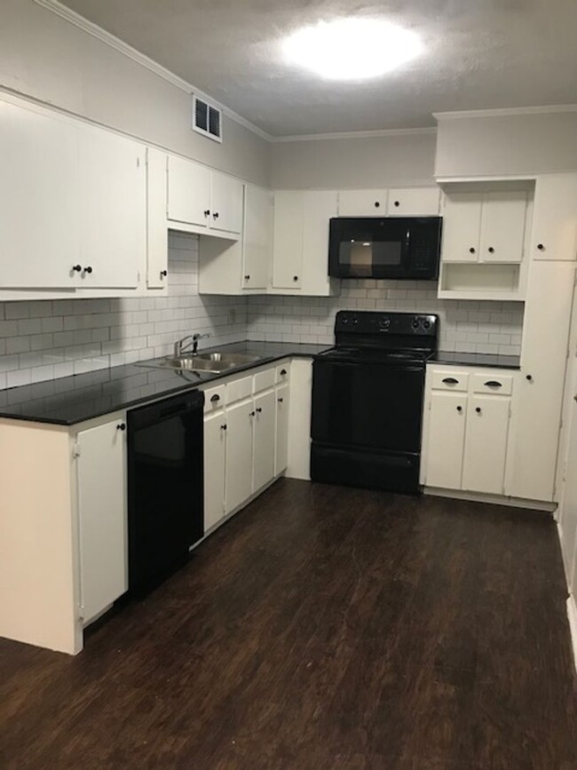 Building Photo - Beautifully Remodeled 3 bed 2 bath in Nort...