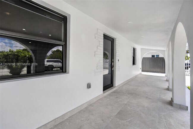 Building Photo - 1011 NW 30th Ct
