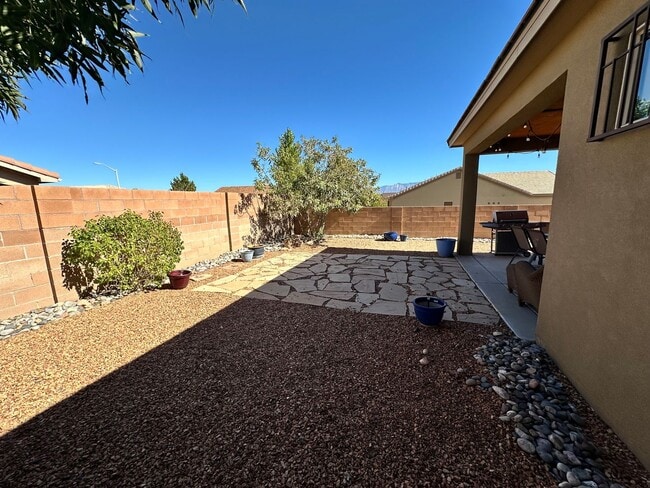 Building Photo - Available Dec 10th! 3bed 2bath