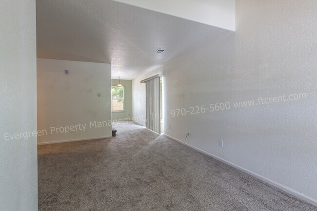 Building Photo - 3 Bedroom Town-home in Northeast Fort Coll...