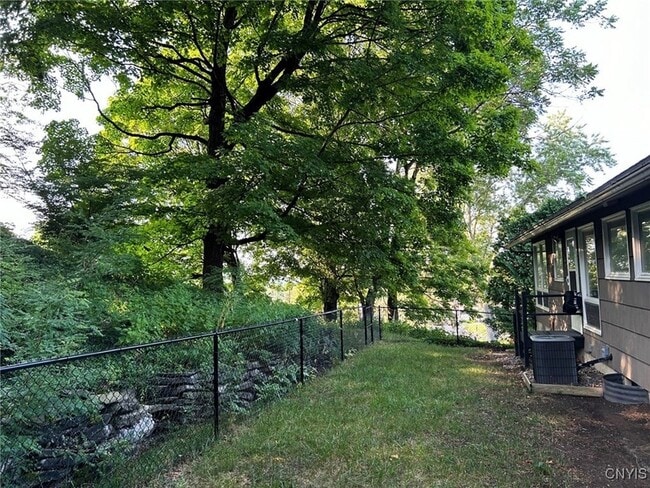 Building Photo - 302 Oakridge Dr