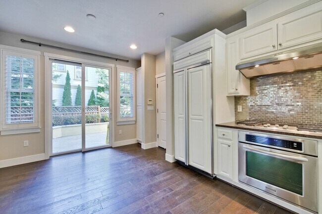 Building Photo - Gorgeous Morgan Park Refreshed for Immediate Move-In! Must see!