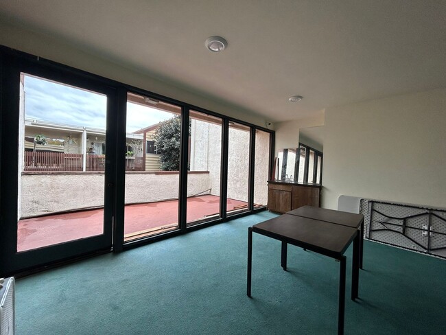 Building Photo - Newly Renovated Top Floor Two Bedroom Two ...