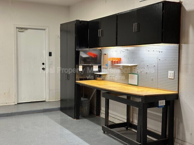 Building Photo - 5814 W Alice Ave