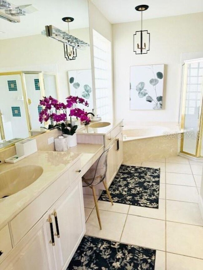Building Photo - Rent a luxurious golf course lifestyle home in Sarasota, FL