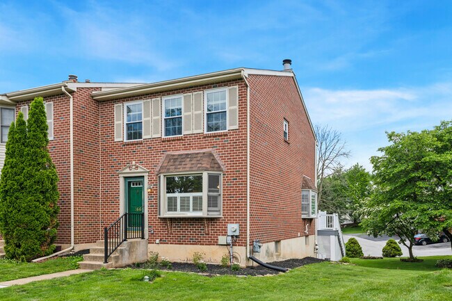 Building Photo - 166 Longford Rd