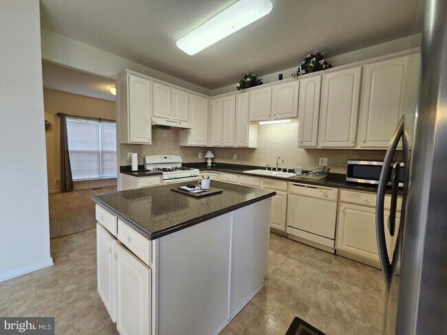 Building Photo - 1969 Peachtree Ct