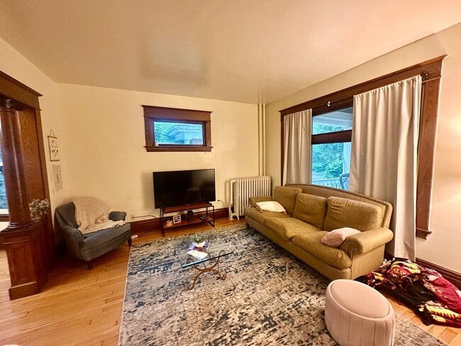 Building Photo - Spacious 3-Bedroom w/ Sundeck & In-Unit La...