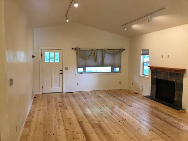 Building Photo - 714 State Park Rd