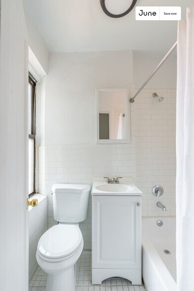 Building Photo - 715 E 5th St