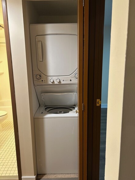 Washer/Dryer - 1526 N River West Ct