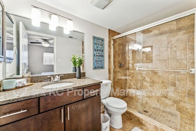 Building Photo - 530 W 10th St