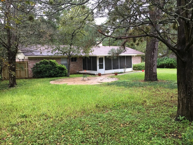 Building Photo - Fenced Yard - Close to Everything
