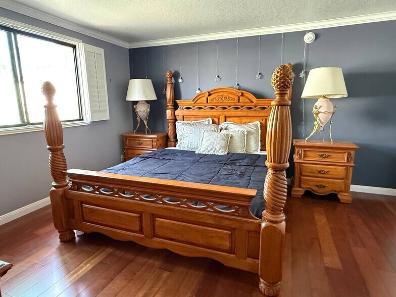 Building Photo - 21620 Burbank Blvd