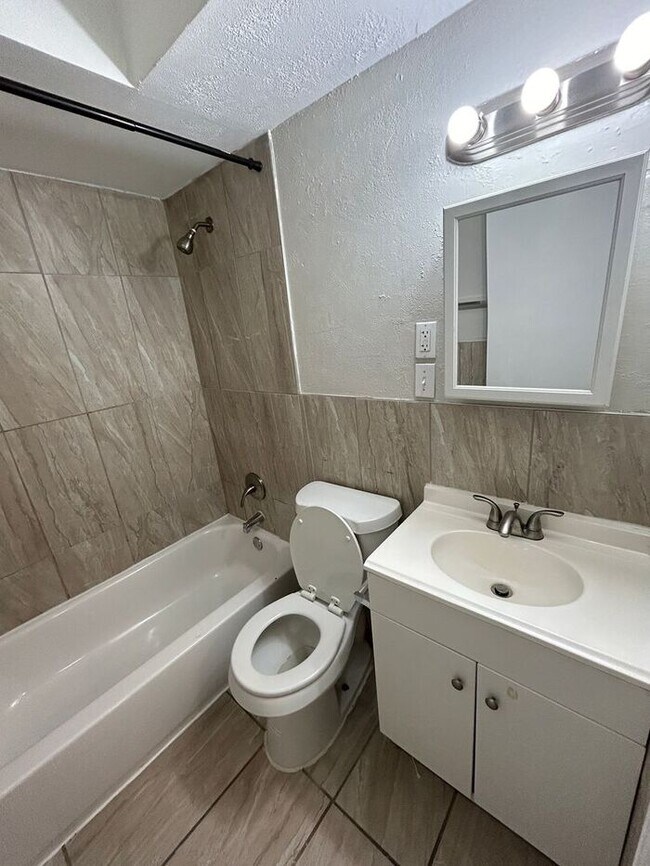 Building Photo - Cozy 3-Bedroom Home in a Convenient and Fa...