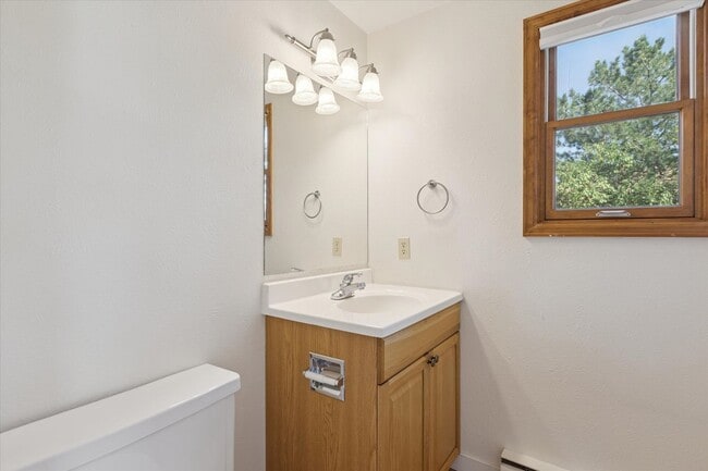 Building Photo - (PRICE DROP) Beautiful & Large 4-Bd 2.5-Ba...