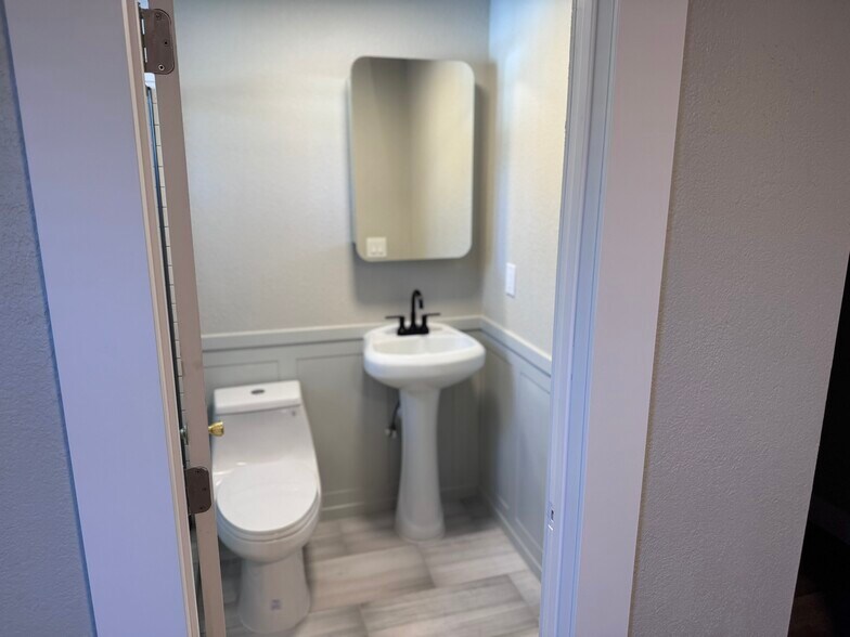 Bathroom - 5190 Washington St