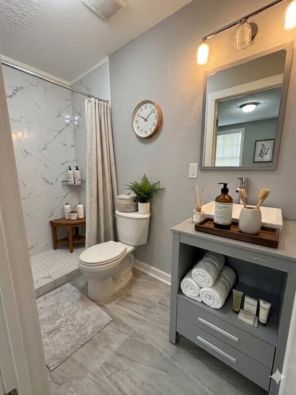 Building Photo - 5432 Tyler Ave