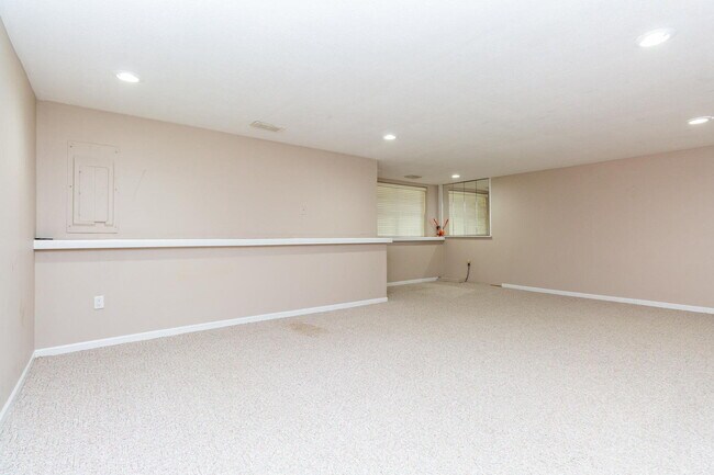 Building Photo - 1093 Fairways Blvd