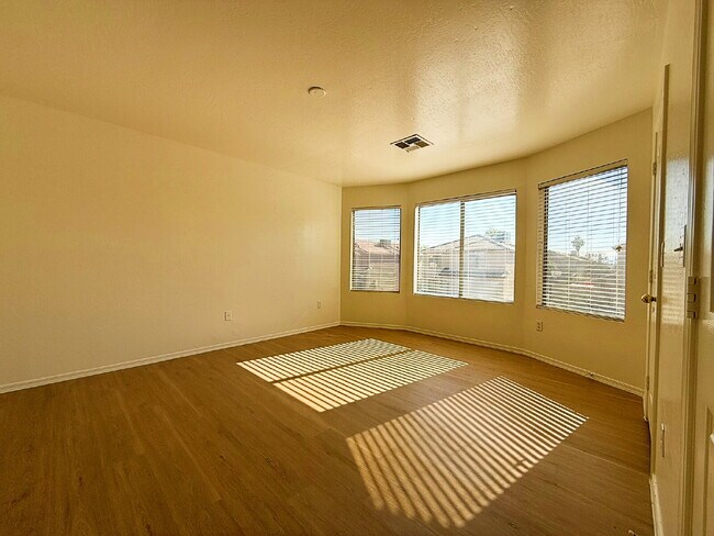 Building Photo - For Rent: Spacious 3 Bed, 2.5 Bath Home with Den, Bonus Room and fresh landscaping!