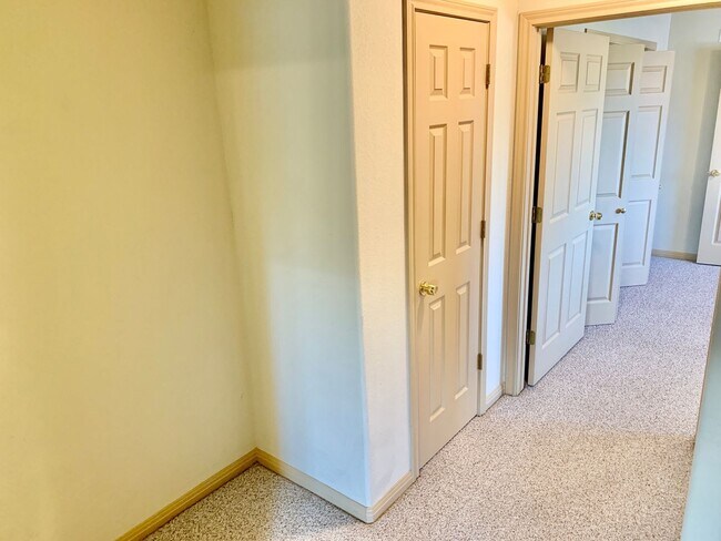 Building Photo - Beautiful 2 Bed/2.5 Bath Home in Round Roc...