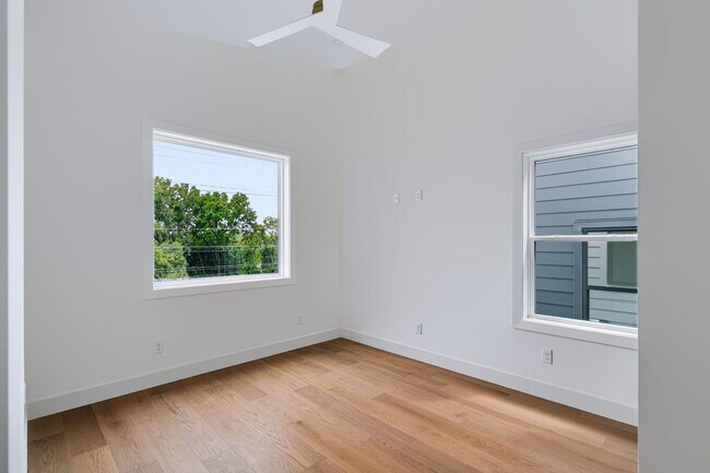 Building Photo - Modern Living & Downtown Skyline Views!