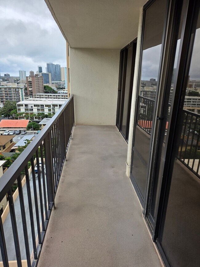 Building Photo - Wilder At Piikoi Spacious 1 Bedroom, 1 Bath & 1 Parking Stall.