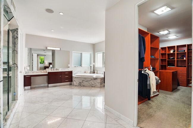 Walk in closet and large main bedroom - 841 N Crescent Heights Blvd