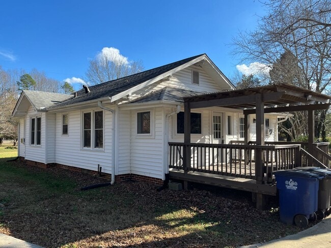 Building Photo - Charming 2-bedroom, 1-bathroom house
