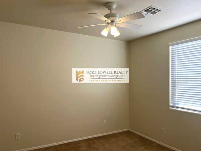 Building Photo - 3/2.5 2 car garage/washer/dryer/private yard