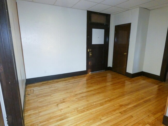 Building Photo - 15 E Main St