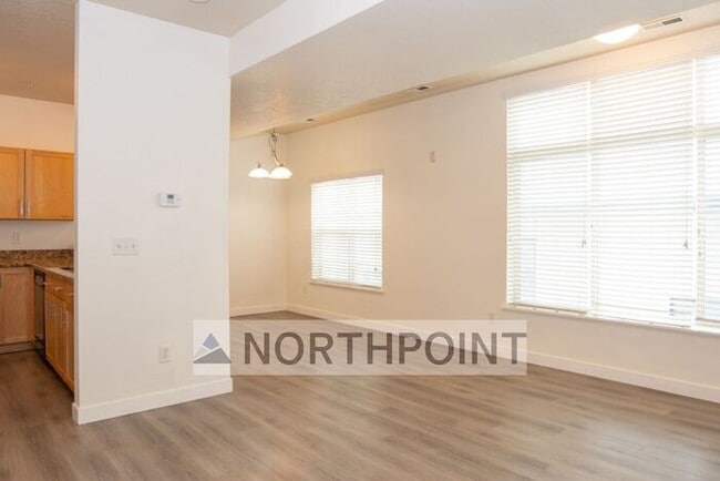 Building Photo - 2BR w/ Underground Parking Near TRAX