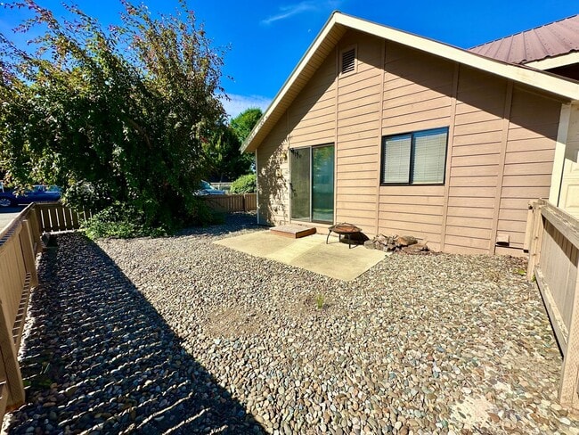 Building Photo - 1204 N Brooklane St