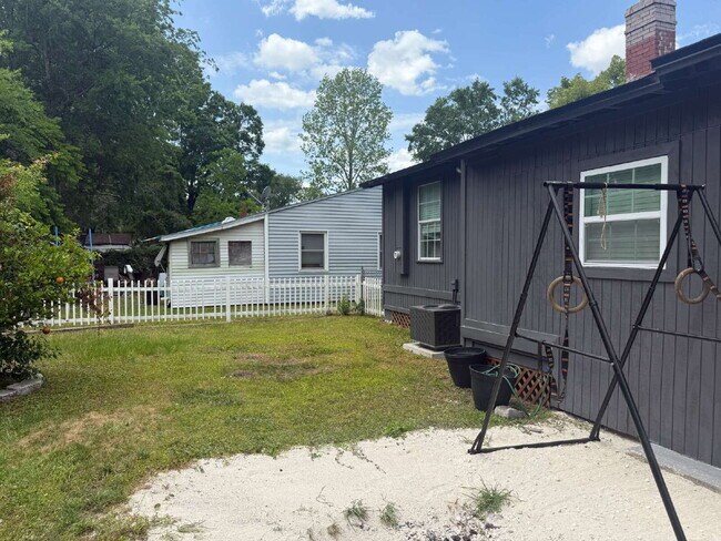 Building Photo - AVAILABLE EARLY JULY:  UPDATED 2 BEDROOM 1...