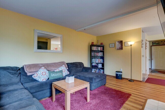 Building Photo - 3 Bed 2.5 Bath Townhome with Garage