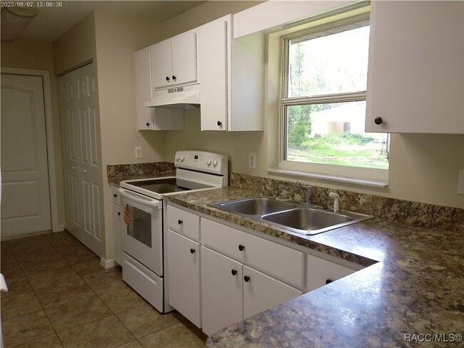 Building Photo - 6015 E Carmel Ln