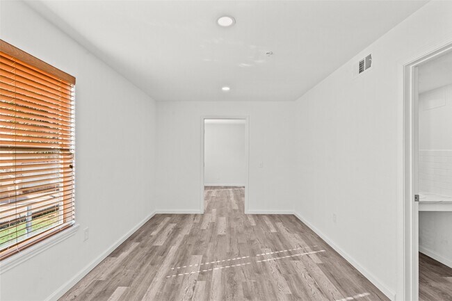 Building Photo - 8100 Seawall Blvd