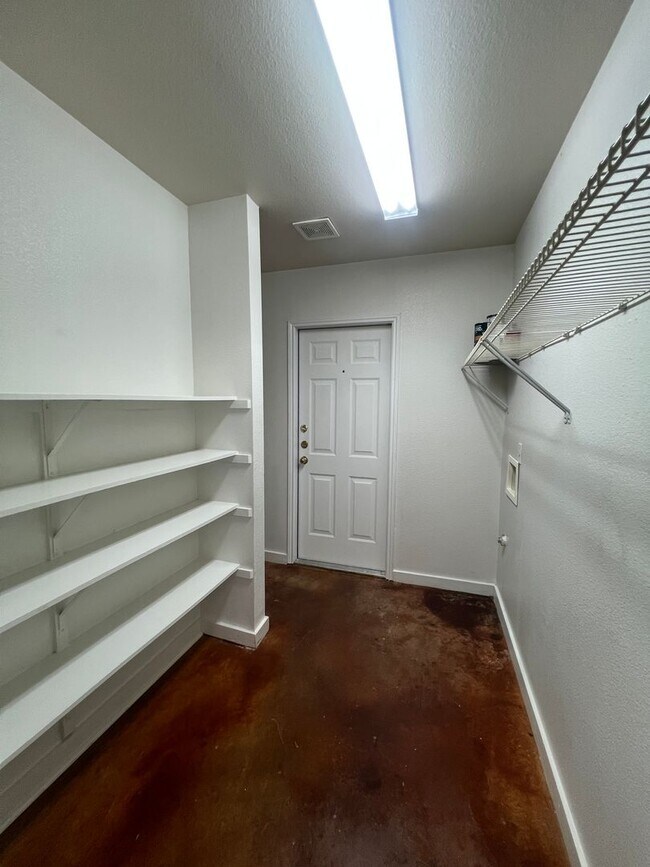 Building Photo - Large 3/2/2 Duplex with Easy Access to IH ...