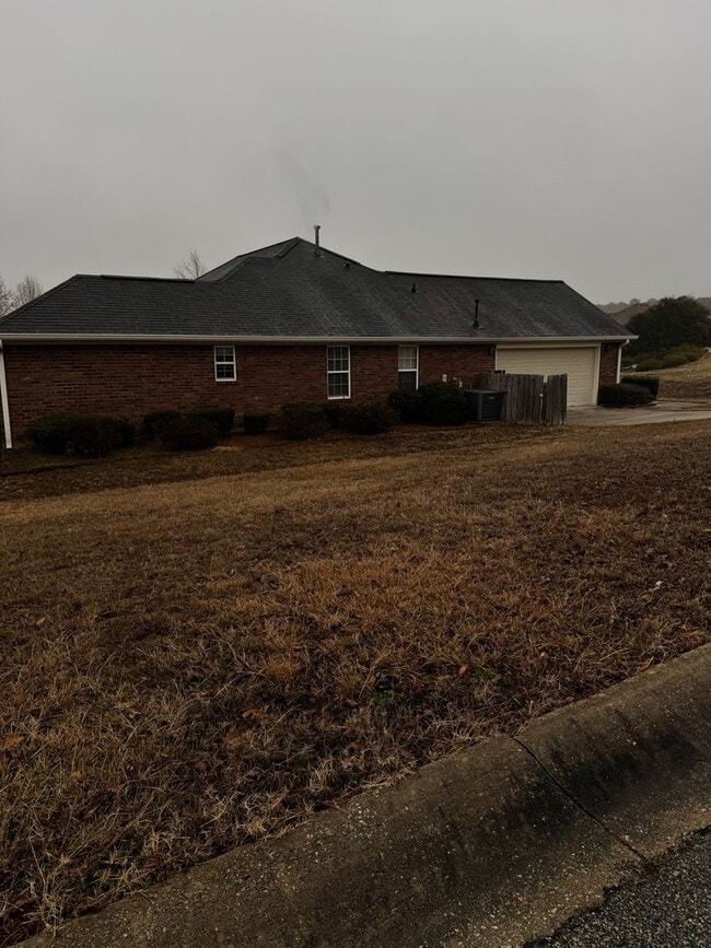 Building Photo - HOME FOR LEASE 4 BR 2 BATH RANCHSTYLE  SPLIT FLOOR PLAN AND OPEN  LARGE  FENCED BACKYARD  CONVENI...