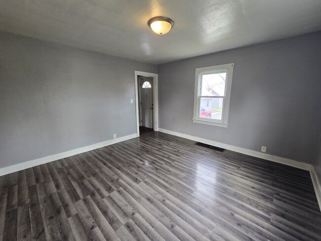 Building Photo - 609 1st St E