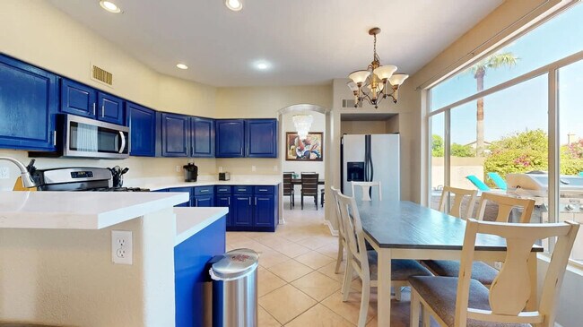 Building Photo - 853 N Blackstone Ct