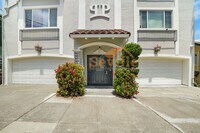 Building Photo - Renovated 2BD/2BA Condo Near Lake Merritt — Private Balcony & In-Unit Laundry