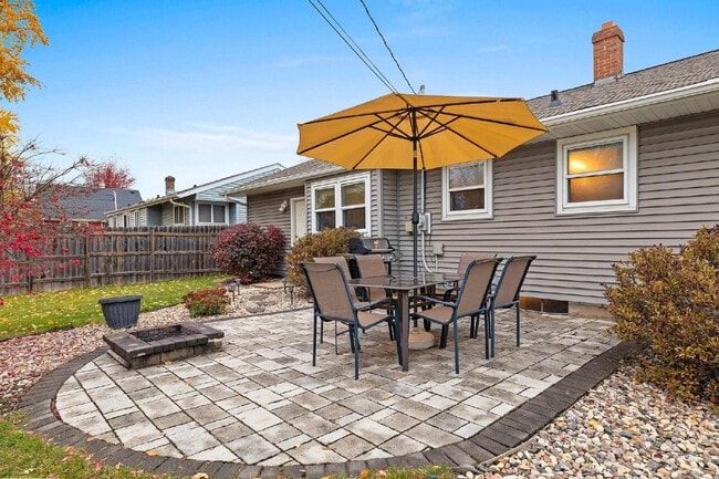 Building Photo - Charming 3 Bedroom Neenah Home with fenced yard